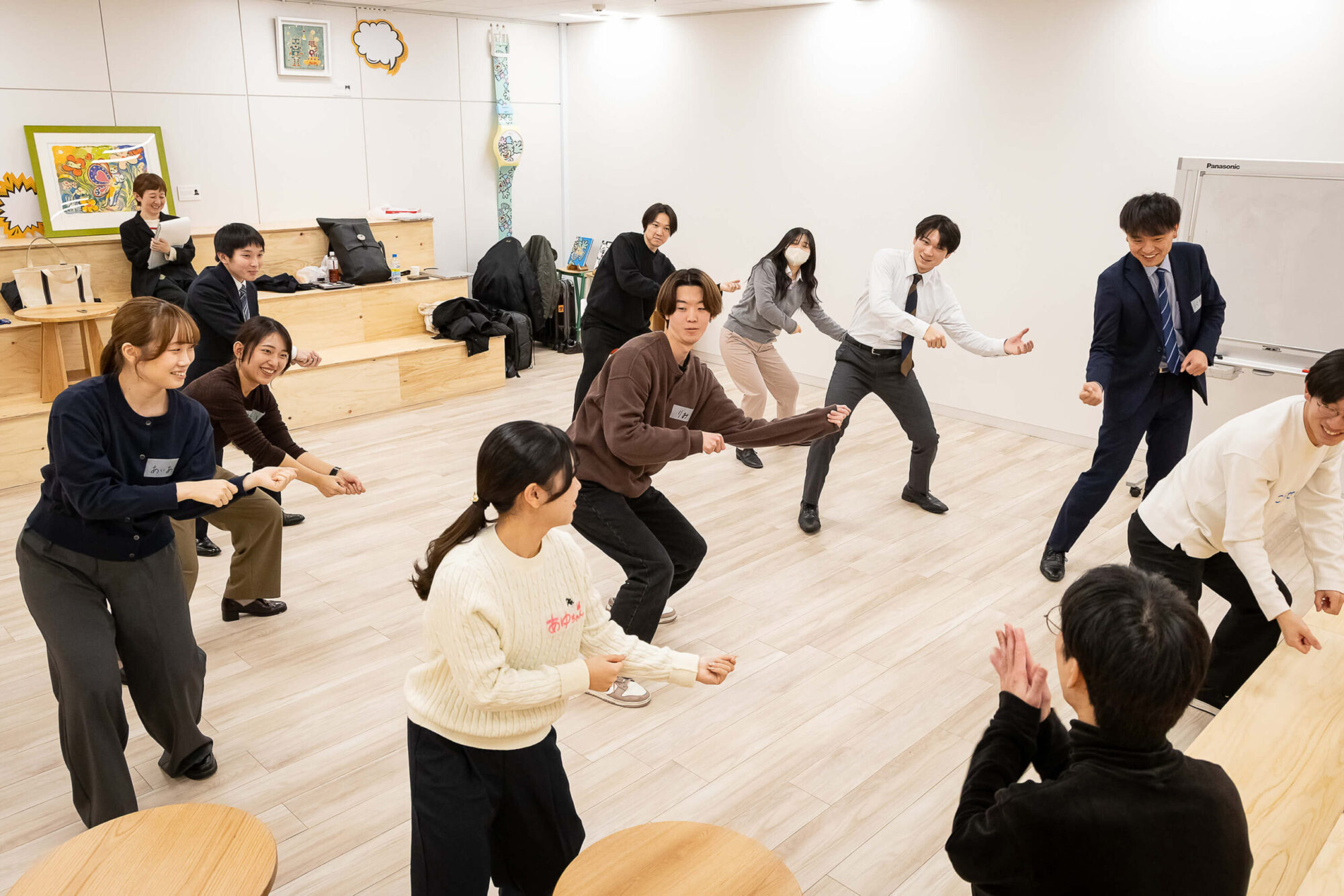 内定者研修にて、仙台の劇団・MICHInoXと演劇ワークショップを行っている様子