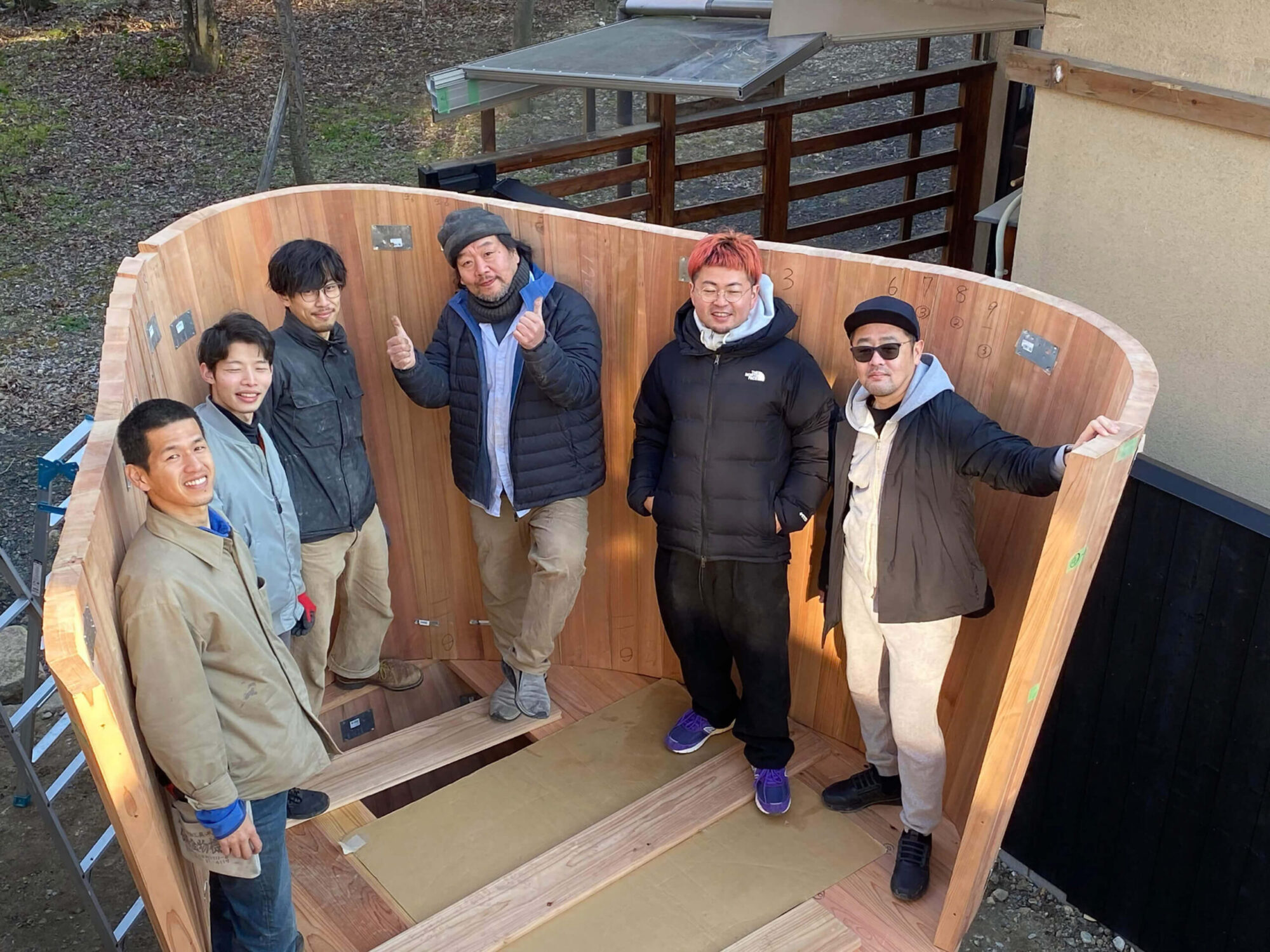 木桶のサウナ組み立て中