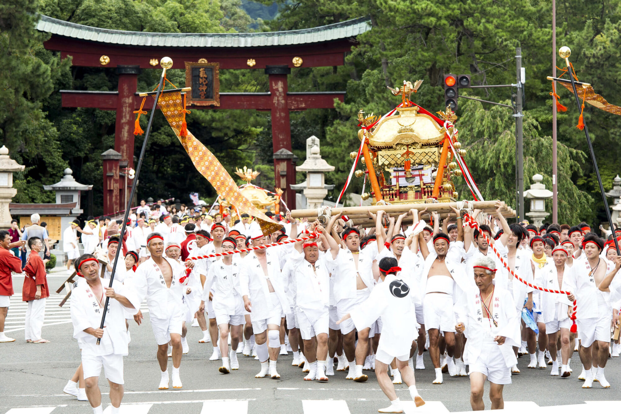 越前国一之宮である氣比神宮の大鳥居を背景にした敦賀まつりの様子